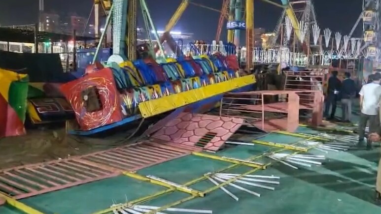 Rùng mình khoảnh khắc đu quay khổng lồ đổ sập, 1 cảnh sát thiệt mạng- Ảnh 1.