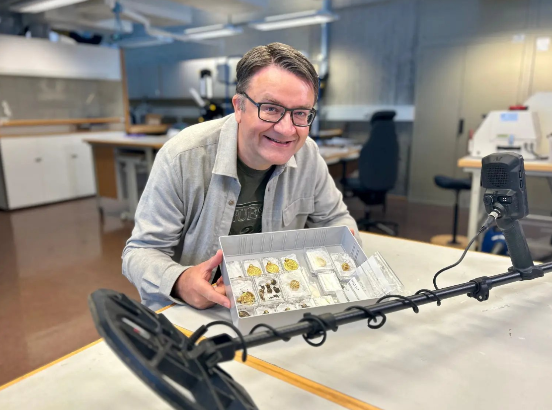 Đang đi chơi, người đàn ông nhặt được