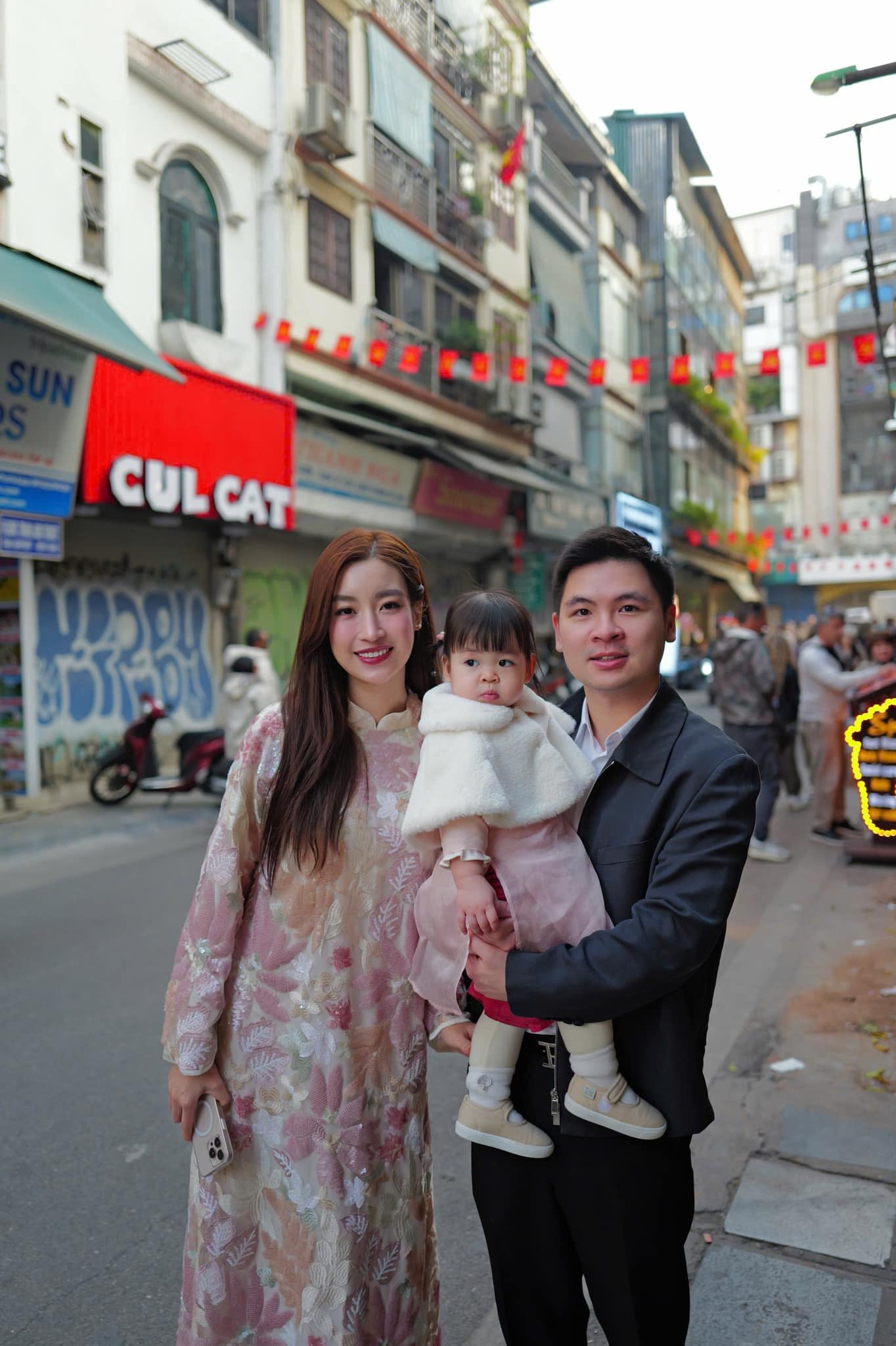 513054058102131214197462463636295398098177102n-1767591235843700674215-1767594584763-17675945851591385789291 "Đặc quyền" của con gái Hoa hậu Đỗ Mỹ Linh 513054058102131214197462463636295398098177102n 1767591235843700674215 1767594584763 17675945851591385789291