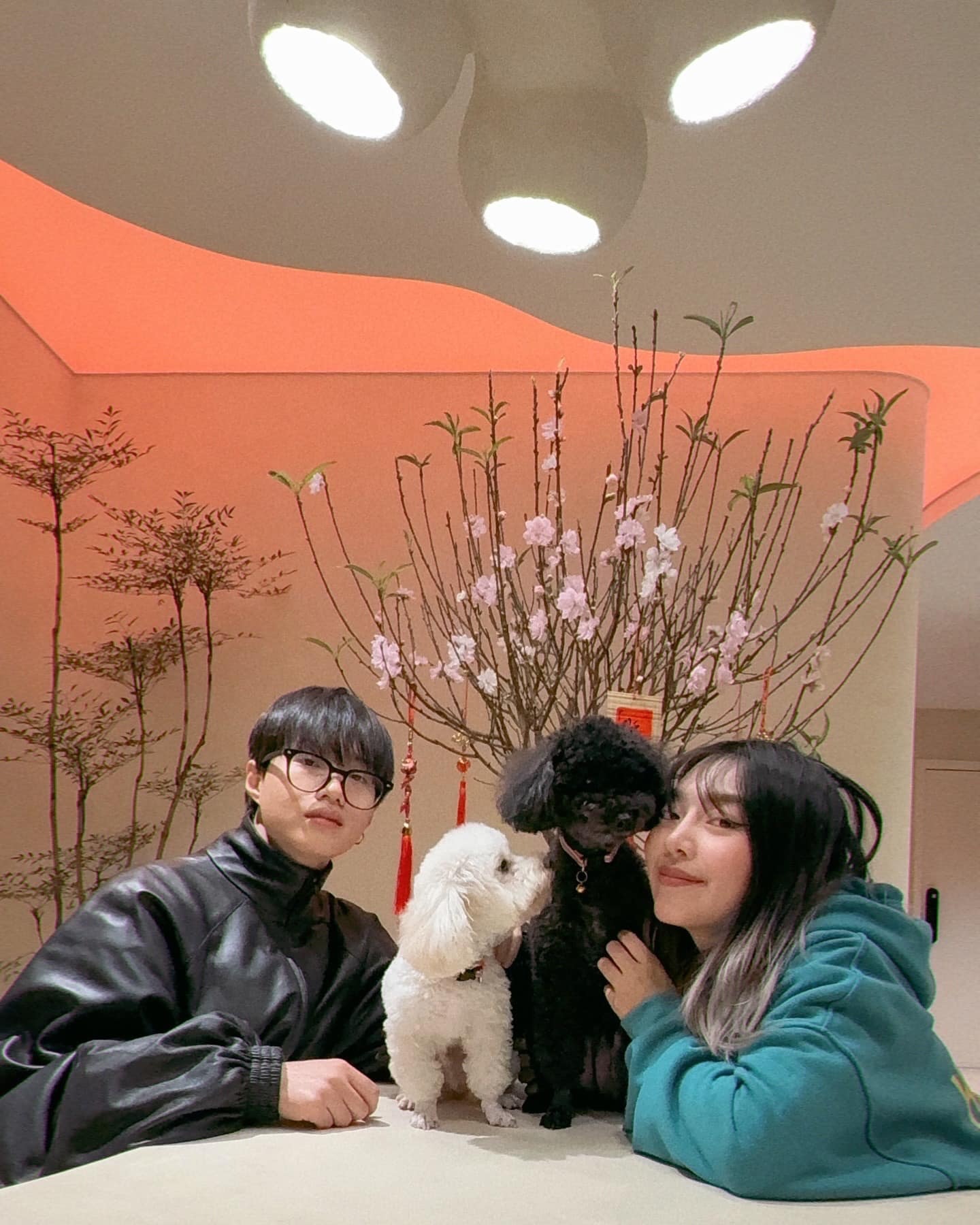 Rapper Vbiz tung trọn bộ ảnh đám hỏi độc lạ bên bạn gái quản lý- Ảnh 15. Rapper Vbiz tung trọn bộ ảnh đám hỏi độc lạ bên bạn gái quản lý- Ảnh 15.