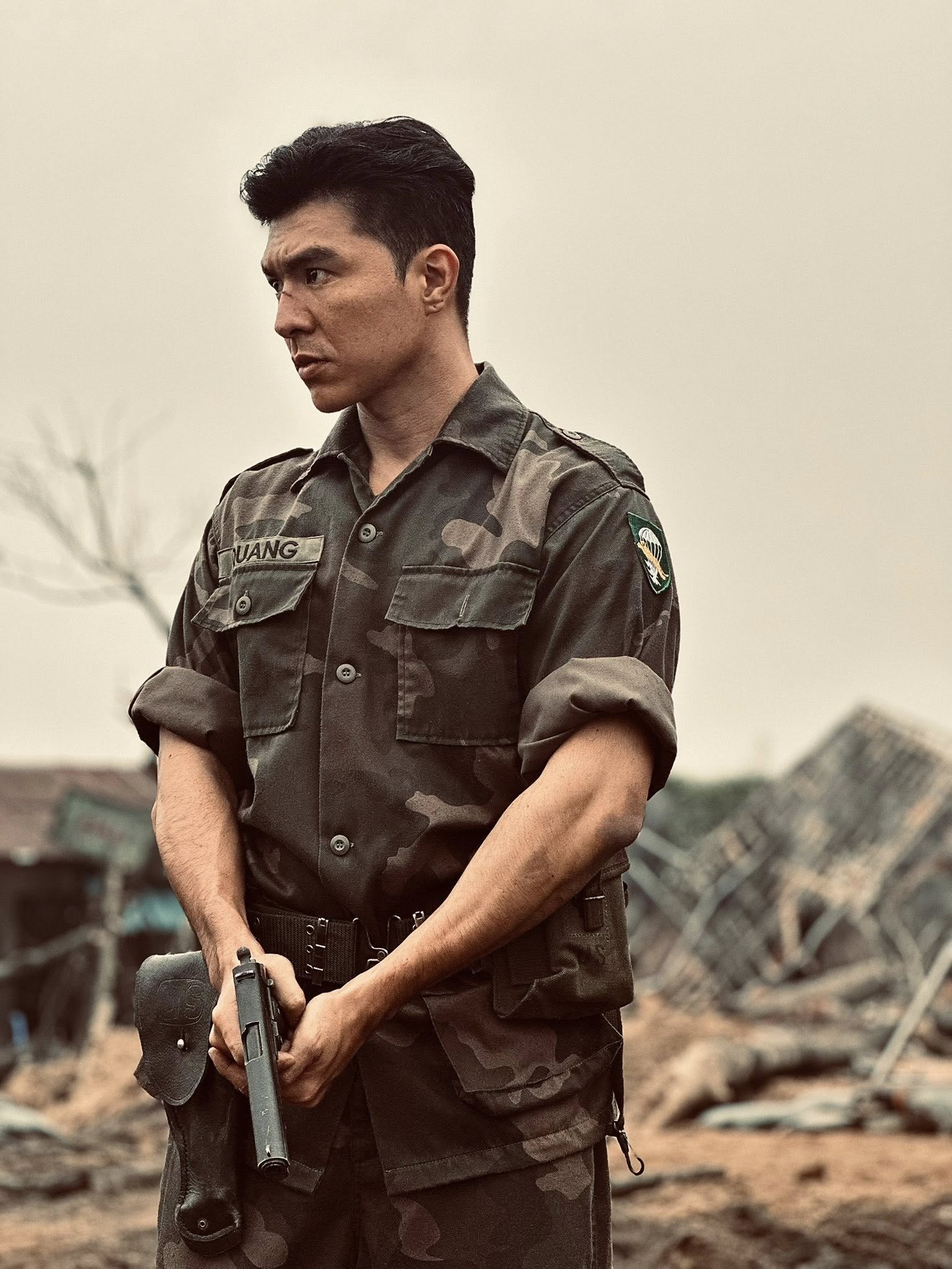 Clip HOT: Hoa hậu Vbiz té ngã trên sân khấu trao giải nhưng người ngại lại là Steven Nguyễn- Ảnh 6.