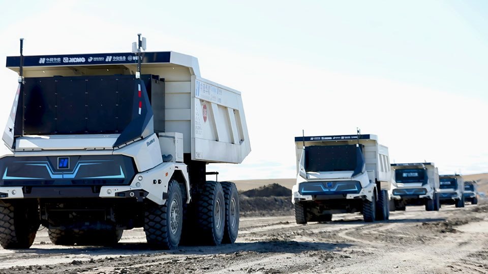 Phát hiện 100 xe tải Trung Quốc không người lái, hoạt động liên tục 24/7, bí mật khai thác kho báu lộ thiên lớn chưa từng có- Ảnh 1.