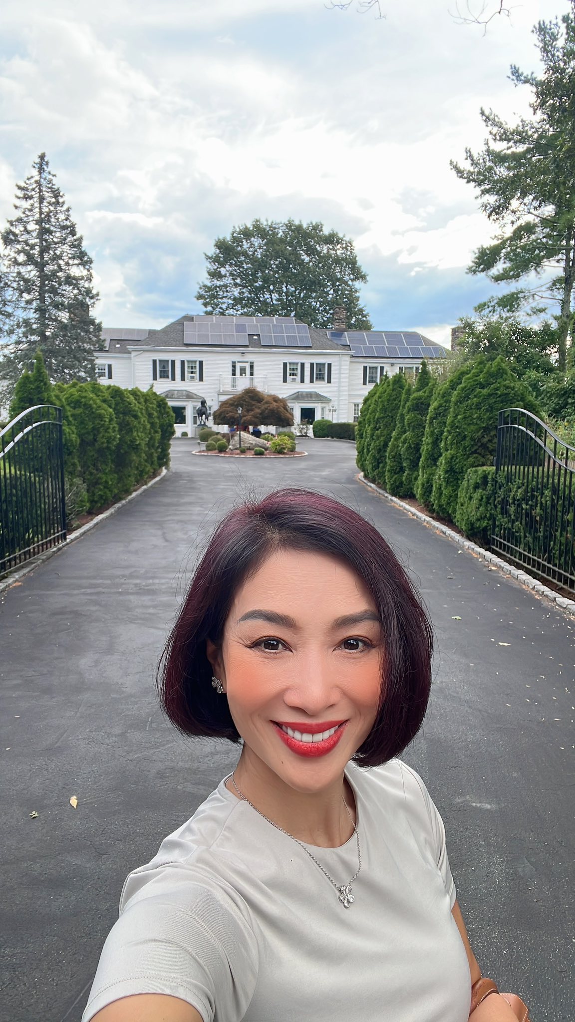 "Cô thư ký xinh đẹp" cưới đại gia nổi tiếng: "Chồng chỉ cần ngồi im và cười, phần còn lại để vợ lo" 54043819440198371483467732430856496541109500n 1757059367488 17570593678712015098062 1772592717058 17725927173772052024626 1772606185170 17726061854721858688591