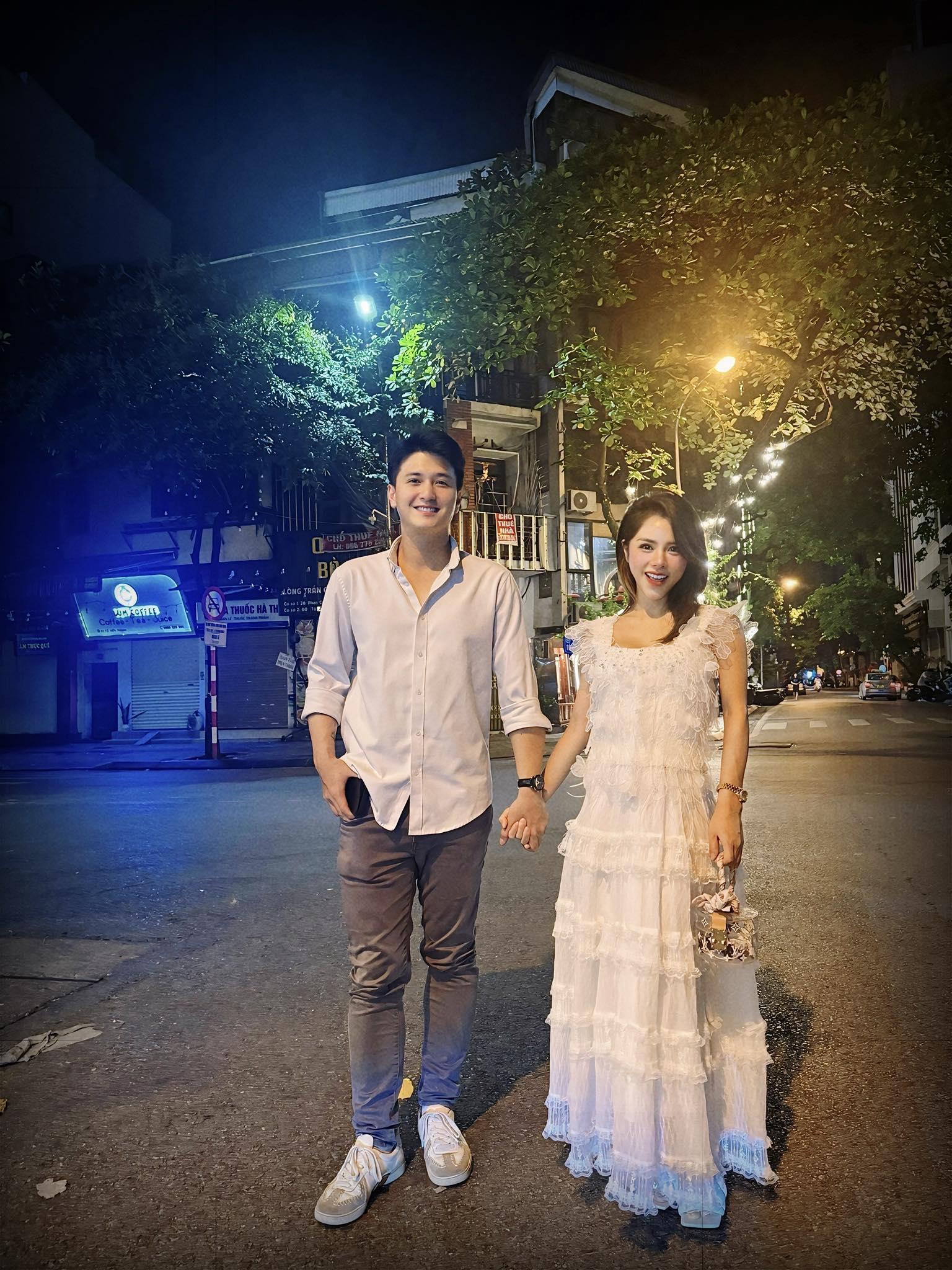 Nhan sắc mẹ đơn thân được nam diễn viên kém 6 tuổi yêu say đắm, sở hữu nhà 9 tầng ở trung tâm Hà Nội- Ảnh 4. Nhan sắc mẹ đơn thân được nam diễn viên kém 6 tuổi yêu say đắm, sở hữu nhà 9 tầng ở trung tâm Hà Nội- Ảnh 4.