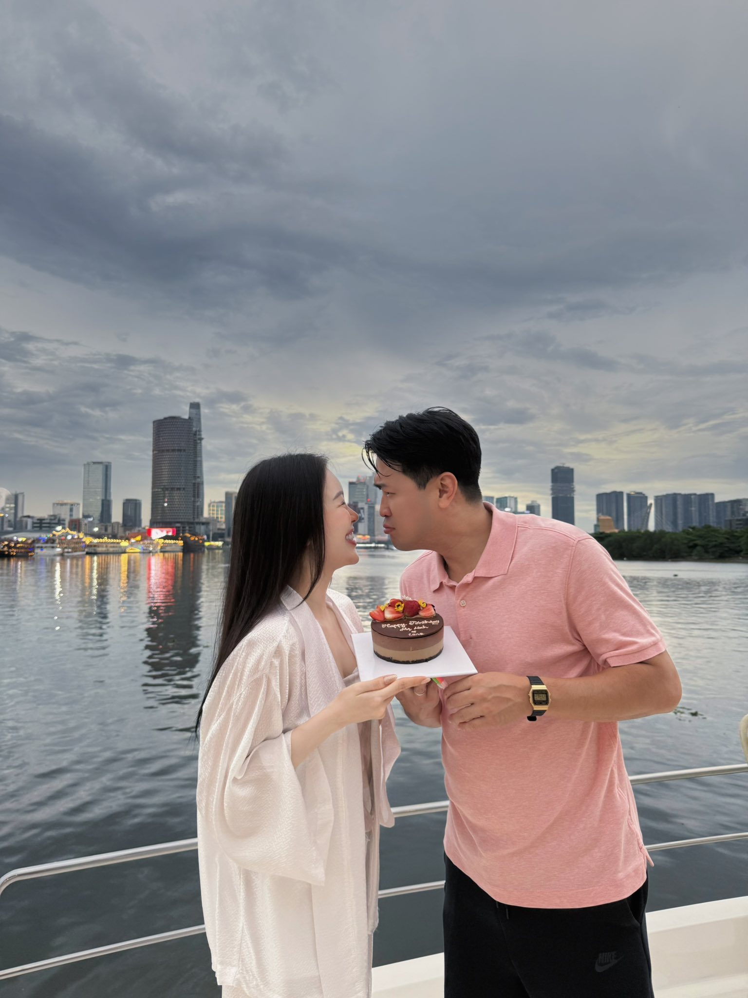 Hành động lạ của bà xã Phillip Nguyễn- Ảnh 5.