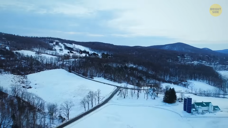 Năm 1930, toàn bộ dân của một ngôi làng đã mất tích bí ẩn, để lại quần áo và thức ăn đang nấu dở- Ảnh 1.