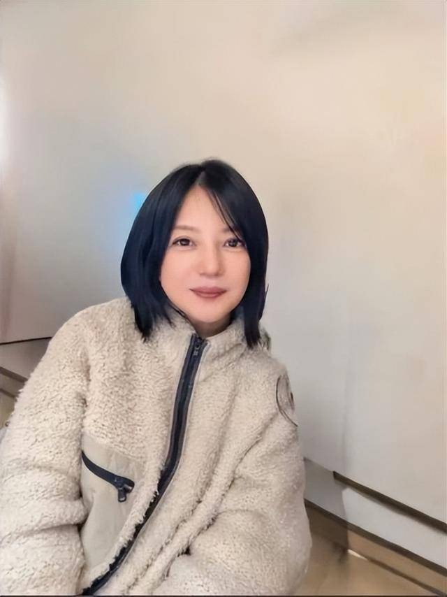 Triệu Vy giờ khổ đến vậy sao: Ăn quán vỉa hè, mặt mũi sưng húp- Ảnh 2.