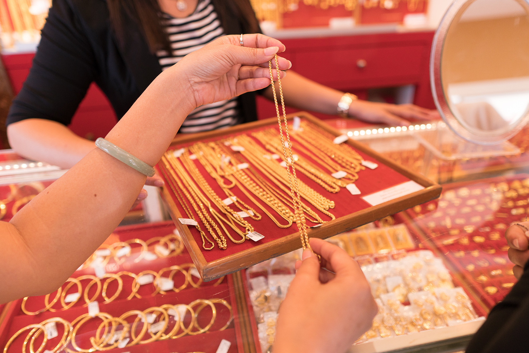 Vòng vàng của khách bị gãy lộ ra 2 viên bi thép, chủ tiệm tháo dỡ kiểm tra lại đổ ra thêm một vũng nước- Ảnh 1.