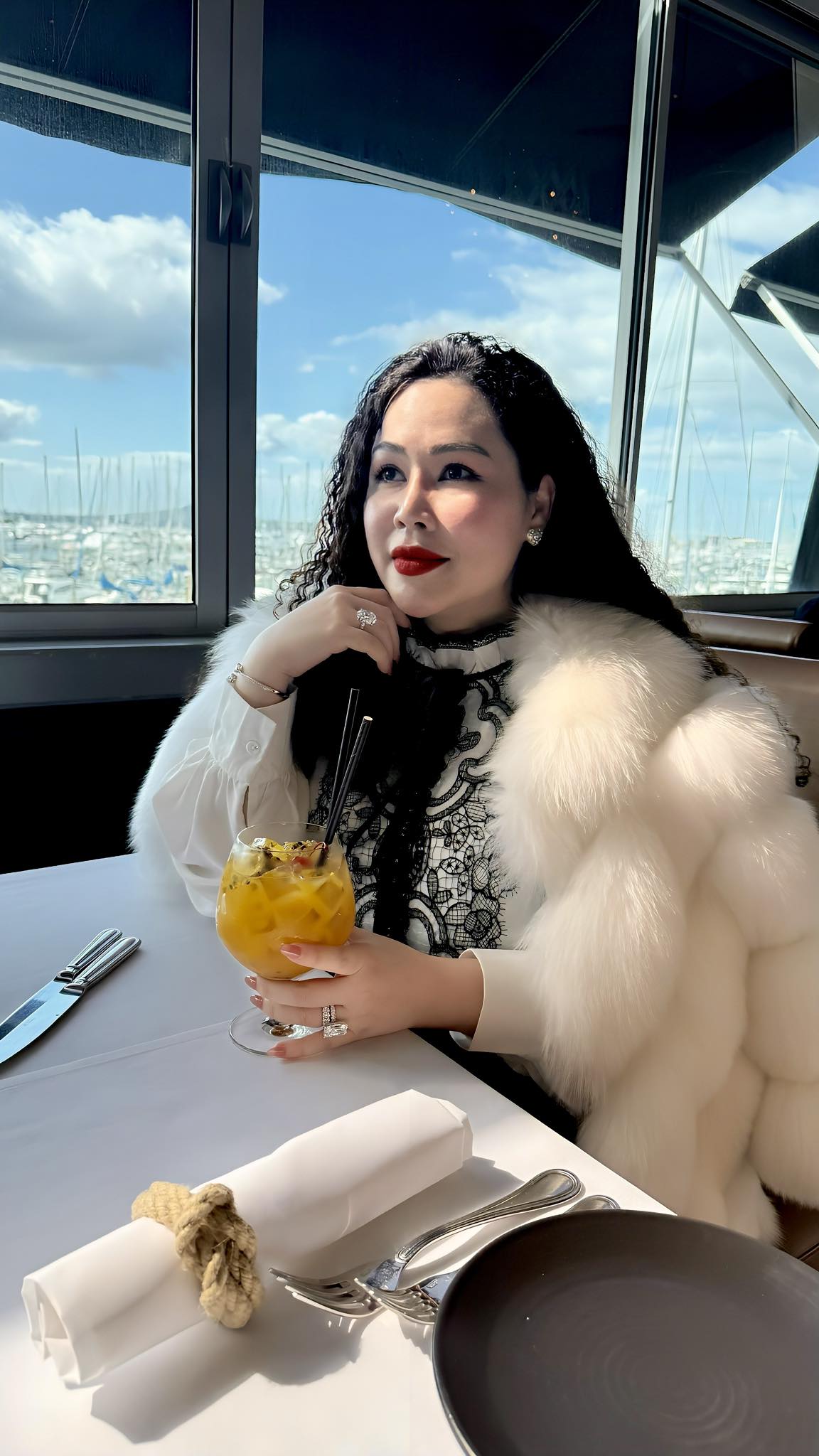 Đại gia châu Âu si mê nữ nghệ sĩ Việt cao 1m5, cung phụng như bà hoàng- Ảnh 2. Đại gia châu Âu si mê nữ nghệ sĩ Việt cao 1m5, cung phụng như bà hoàng- Ảnh 2.