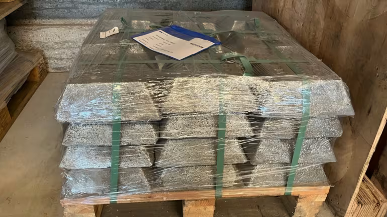 Phát hiện căn hầm chứa hàng trăm thùng phi lớn đựng hơn 300 tấn ‘kho báu’ cả thế giới thèm khát, tường dày cả gang, cửa nặng 4 tấn, camera an ninh hoạt động 24/7, nội bất xuất ngoại bất nhập- Ảnh 1.