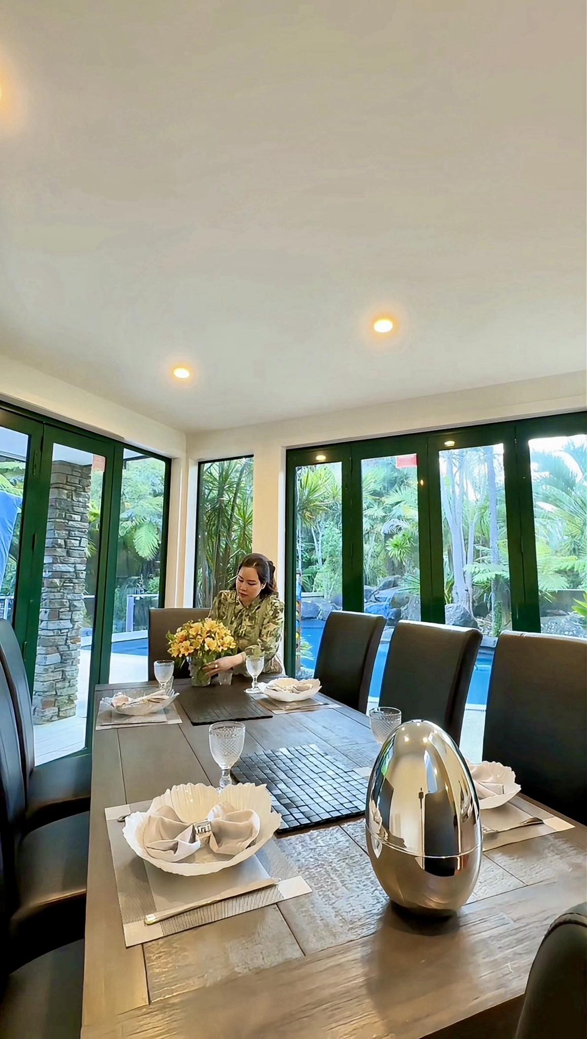 Đại gia châu Âu si mê nữ nghệ sĩ Việt cao 1m5, cung phụng như bà hoàng- Ảnh 4. Đại gia châu Âu si mê nữ nghệ sĩ Việt cao 1m5, cung phụng như bà hoàng- Ảnh 4.