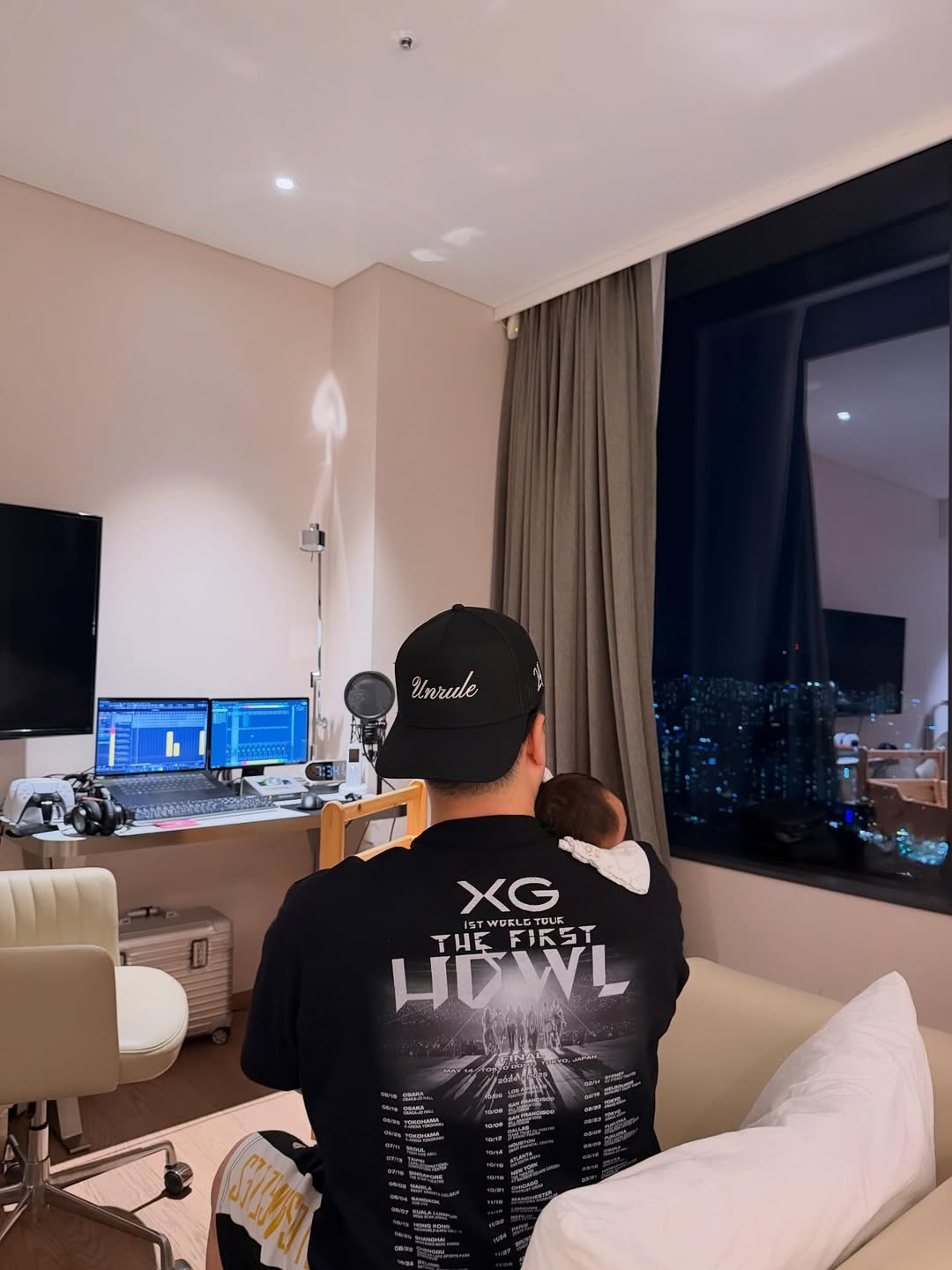 Cảnh sát đột kích khách sạn, bắt khẩn cấp nam ca sĩ tàng trữ chất cấm- Ảnh 5.