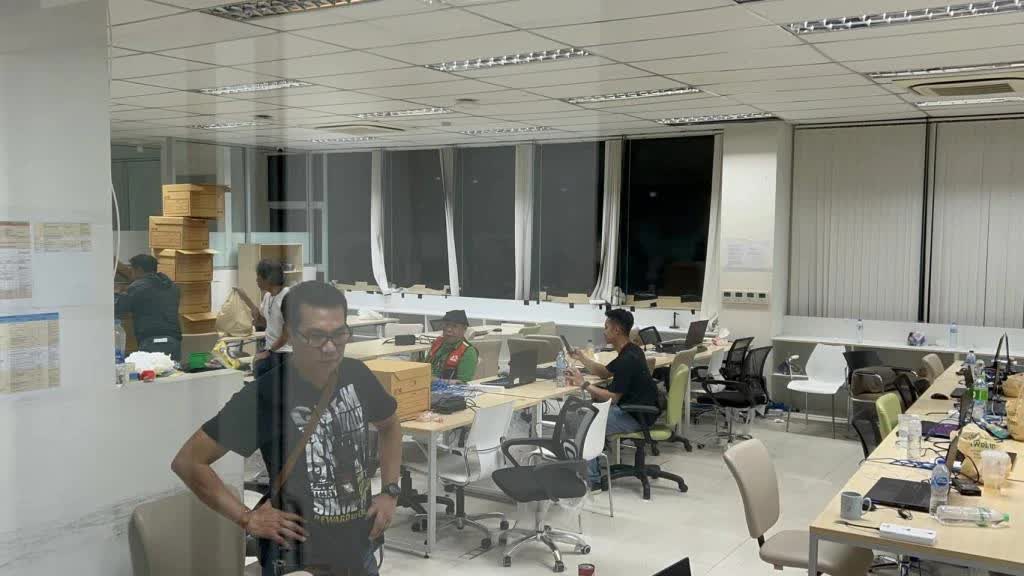 Cảnh sát Thái Lan bắt giữ 94 người Việt tại tụ điểm cờ bạc trực tuyến, thu giữ hơn 500 điện thoại- Ảnh 3.