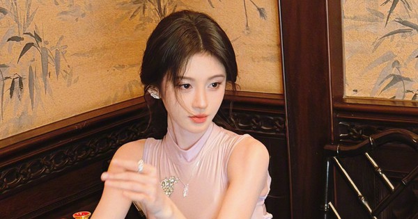 Hợp đồng nô lệ 20 năm của mỹ nhân chỉ cao 1m45 nhưng có 33 triệu fan 57157057313490931499223752604401417307181424n 1765901699259 17659016999272087844372 300 0 918 1181 crop 1765901730797695896564jpg