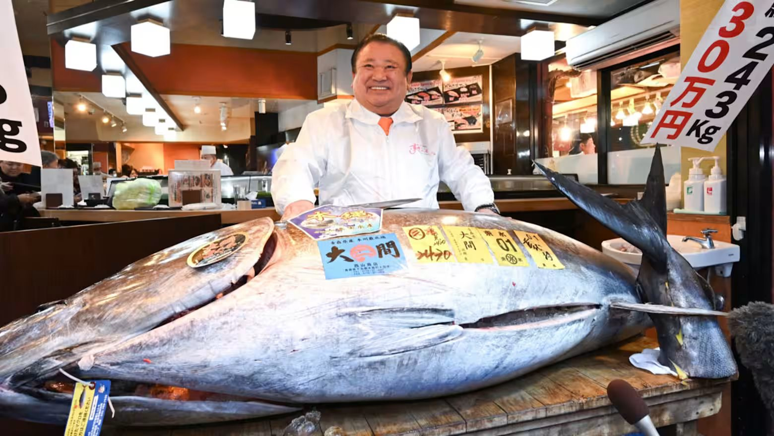 Cận cảnh con cá ngừ giá 83 tỷ đồng: Khi các đại gia Nhật Bản