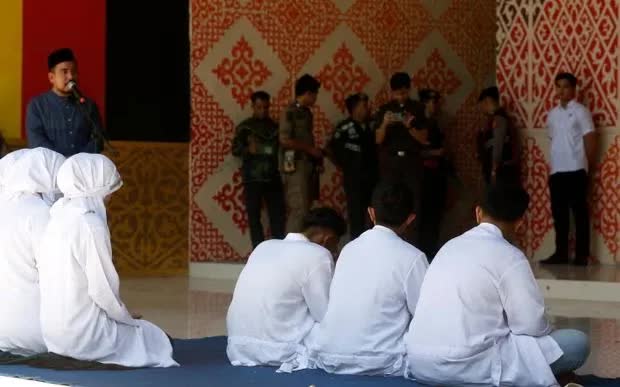 Những người dân Aceh phải chịu hình phạt đánh roi công khai vì vi phạm luật Sharia tại Banda Aceh, Indonesia (Ảnh: EPA)