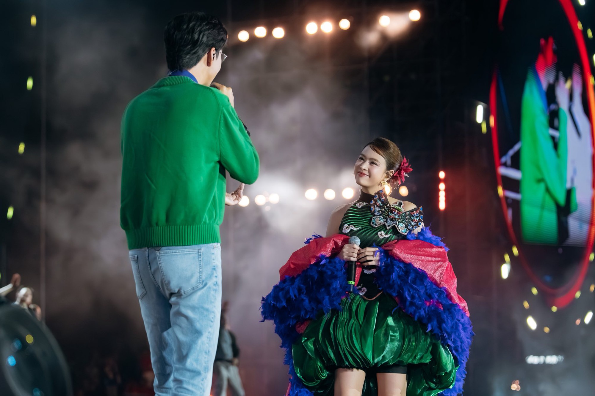 Hoàng Thuỳ Linh công khai gọi