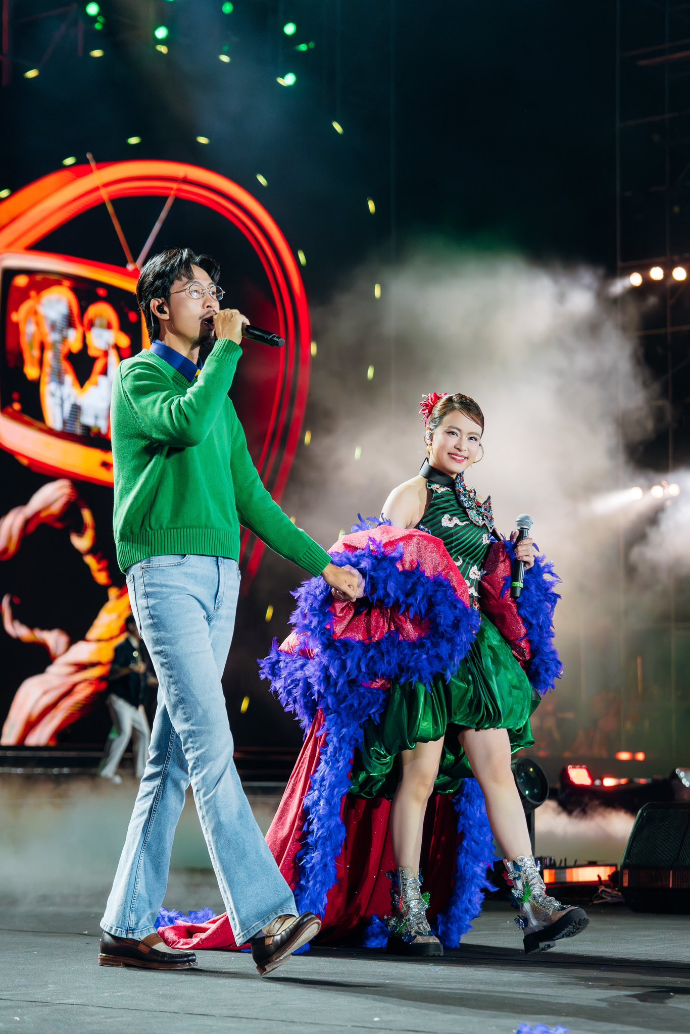 Hoàng Thuỳ Linh công khai gọi