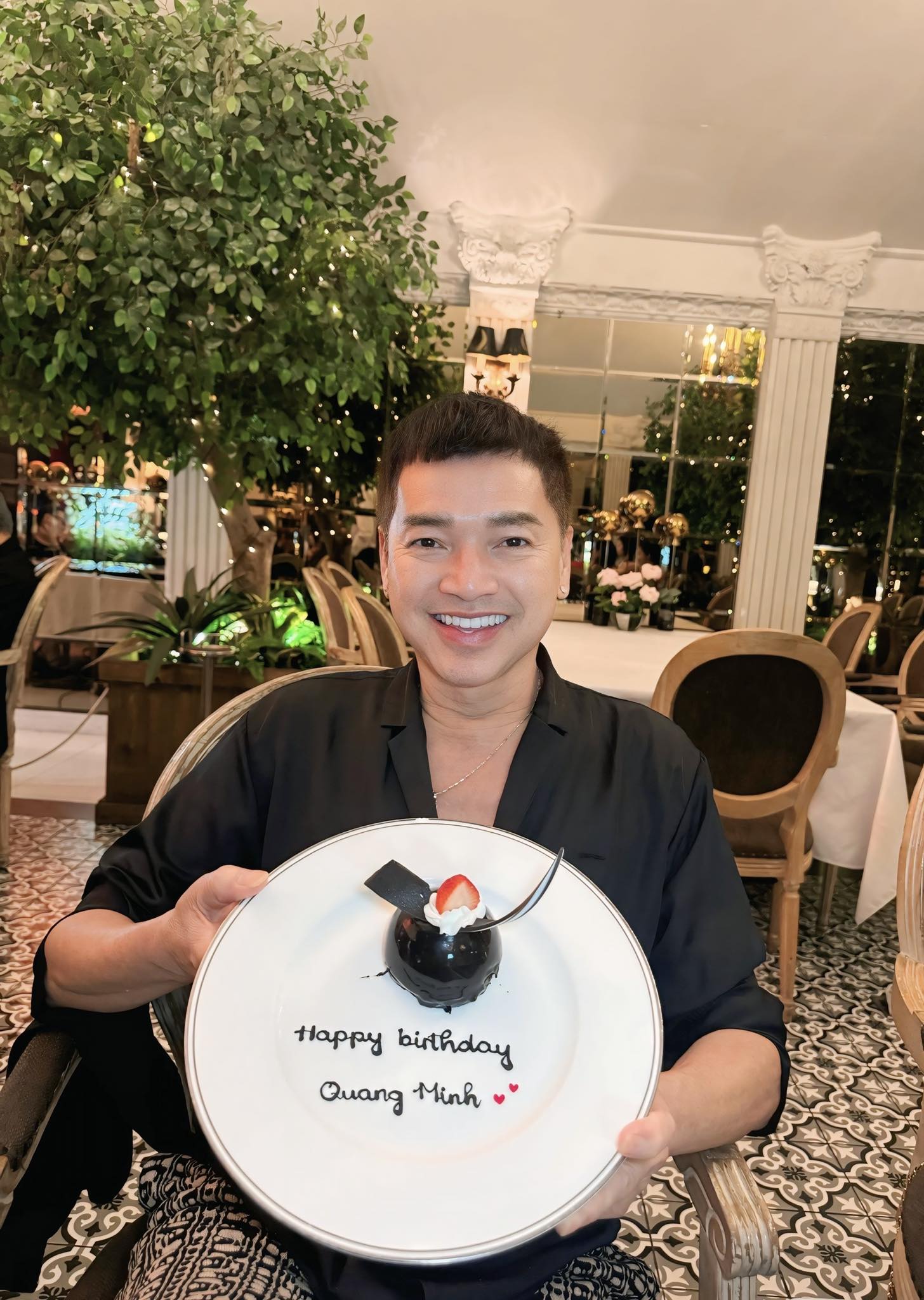 Nam nghệ sĩ U70 si mê mẹ đơn thân kém 37 tuổi, tặng biệt thự 4 tầng, mua nhiều mỹ phẩm để không già- Ảnh 1.