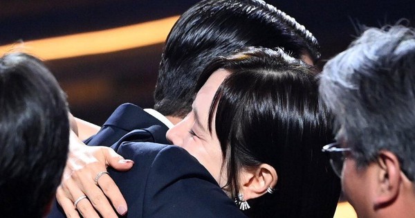 Hyun Bin trải lòng về chuyện tình với Son Ye Jin: Mưa dầm thấm lâu 585603295 1162608992718679 2631595178938135790 n 17663923195701562108819 99 0 678 1106 crop 1766392335906749834530jpg