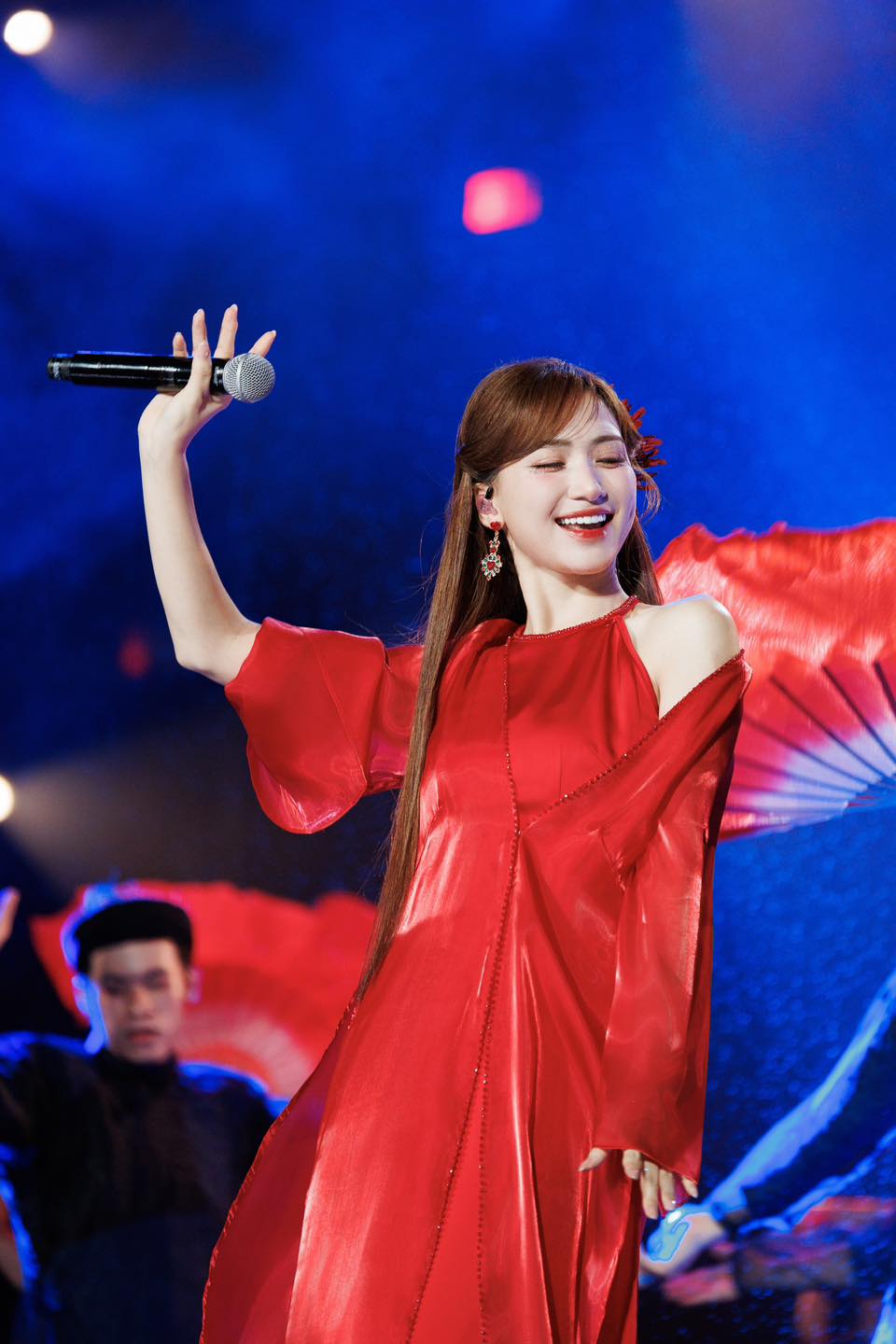 Hòa Minzy đáp trả- Ảnh 1. Hòa Minzy đáp trả- Ảnh 1.