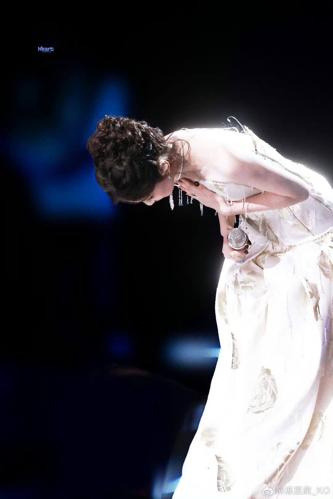 Nhìn mỹ nhân này cúi chào mà ngỡ mộng cảnh ngàn năm: Người đẹp làm gì cũng đẹp, đóng phim nào nghiện nặng phim đó- Ảnh 1.