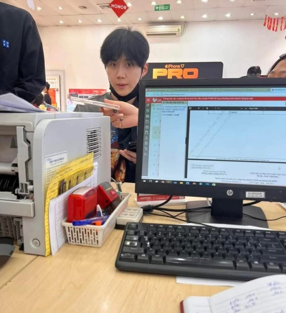 “Chồng iu” Kim Seon Ho lặn lội sang Việt Nam mua iPhone 17 Pro, nguyên nhân là gì mà fan phát sốt?- Ảnh 1.