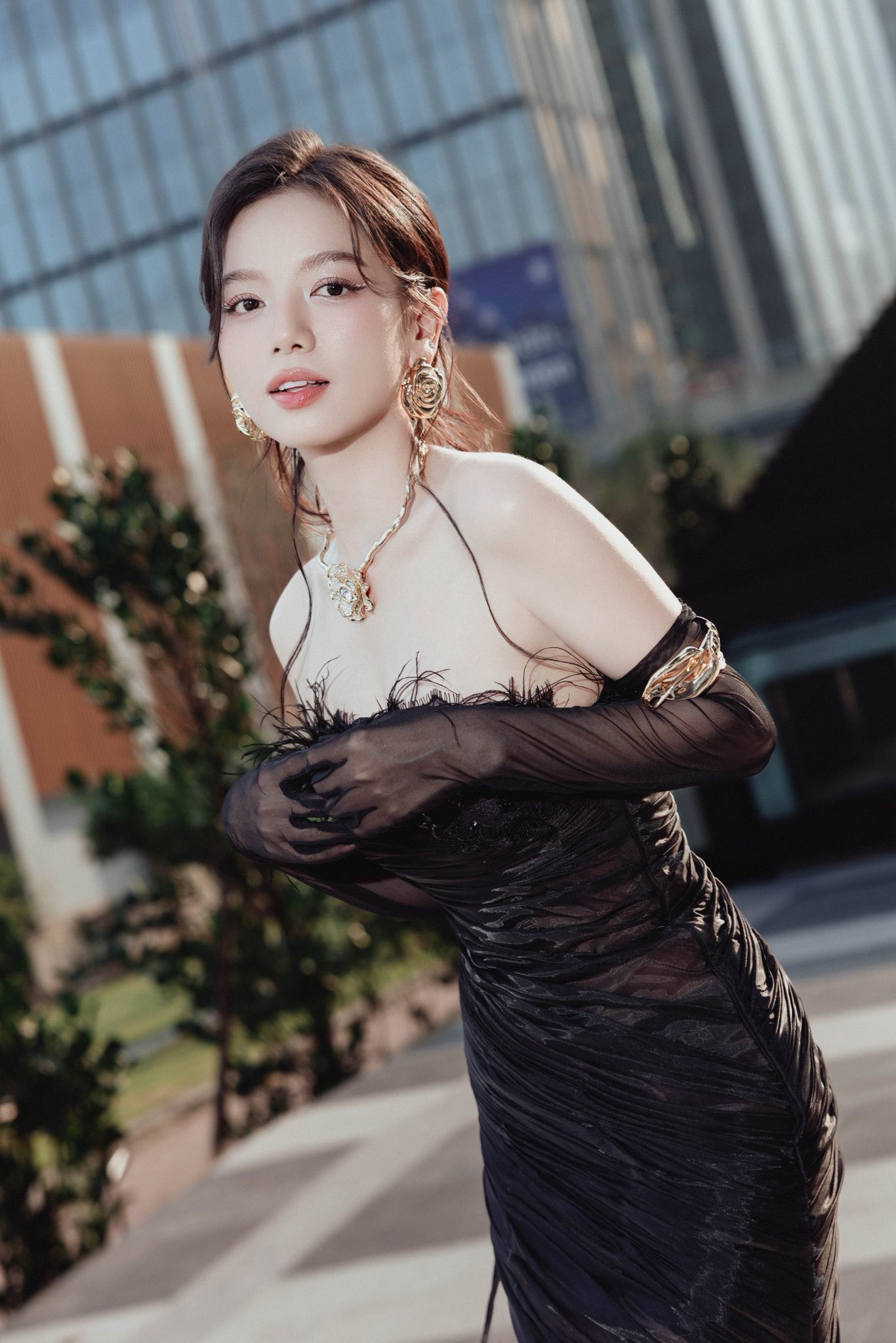 Mỹ nhân Việt đẹp cỡ này mà bị bỏ quên 10 năm trời, cứ xuất hiện là được