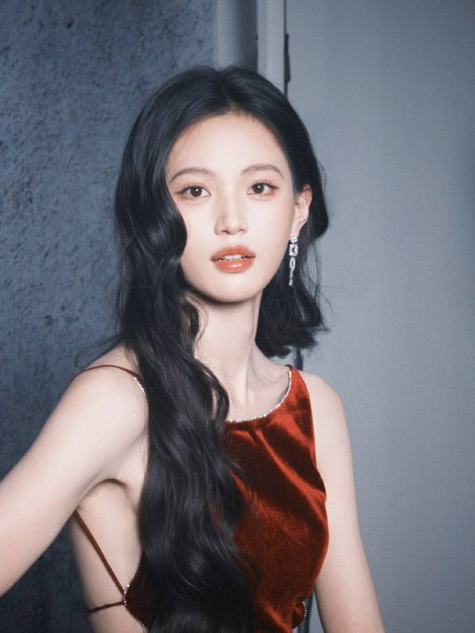 Trung Quốc hiện tại không ai mặc đẹp hơn mỹ nhân này: Đóng 1 phim mà mặc 20 bộ Haute Couture, đeo vòng cổ giá hàng triệu đô- Ảnh 1.