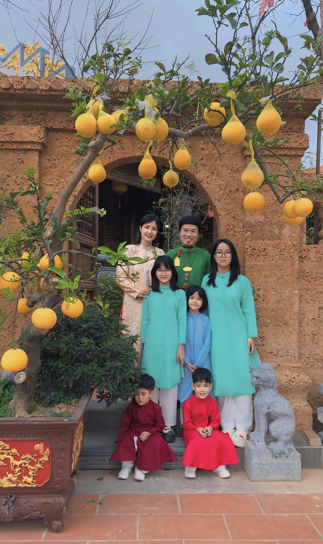 Nhan sắc vợ chân dài sinh 5 con cho nam nghệ sĩ đình đám sở hữu biệt phủ dát vàng ở Hà Nội- Ảnh 14.