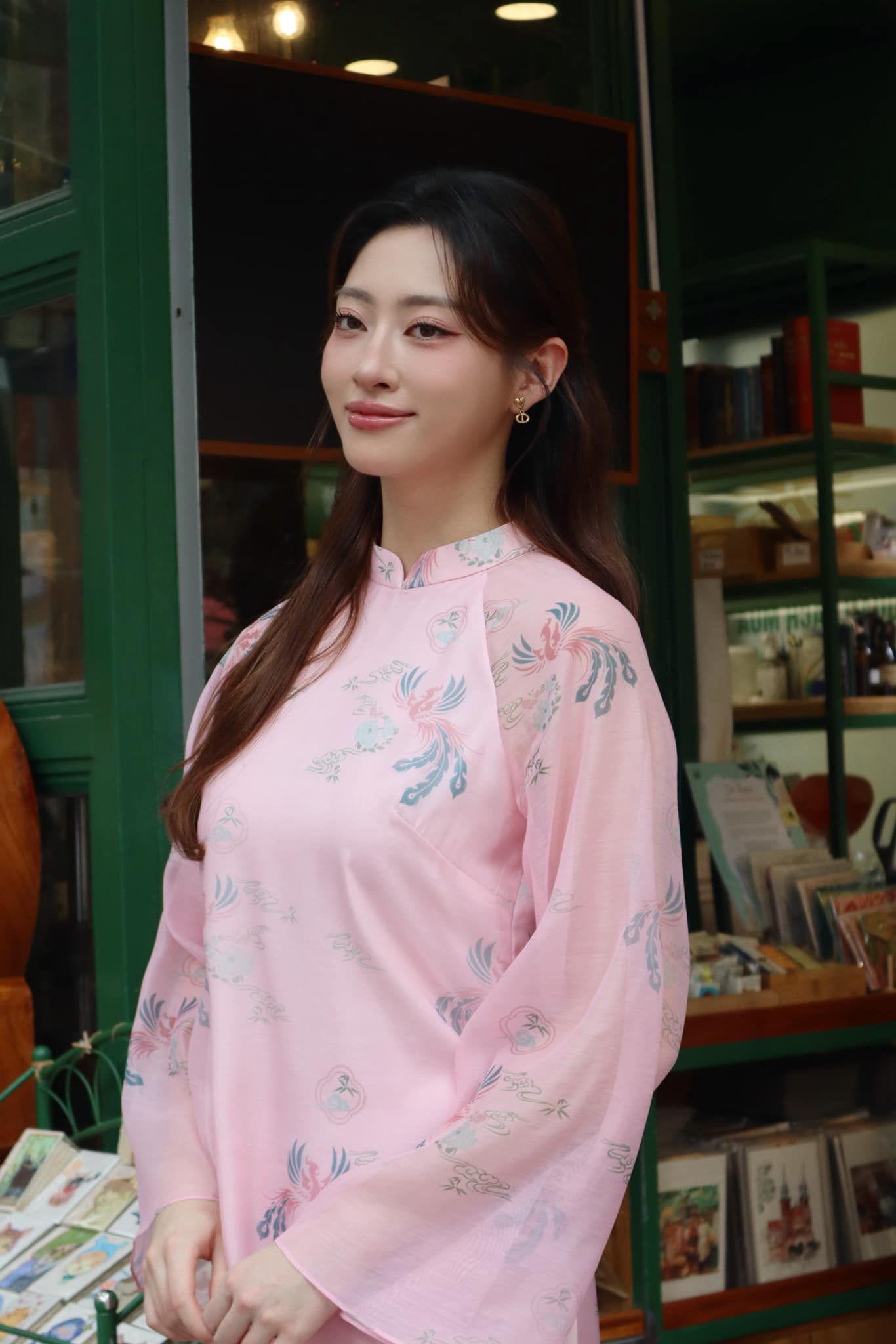 Lương Thùy Linh khoe cặp