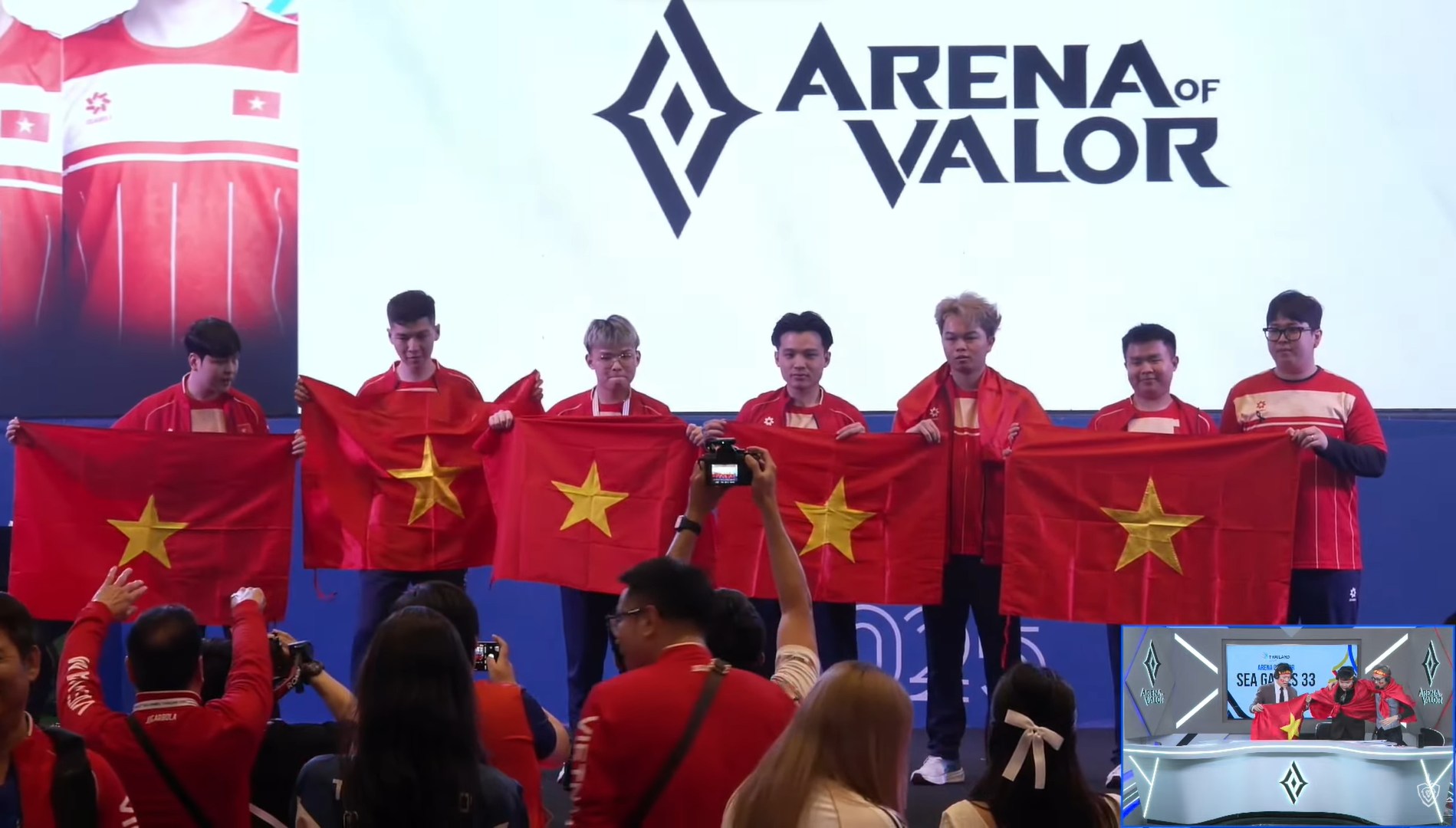 Khoảnh khắc đặc biệt nhất ngày hôm nay: Tuyển thủ Việt Nam nâng ghế ăn mừng Huy chương Vàng SEA Games- Ảnh 4.