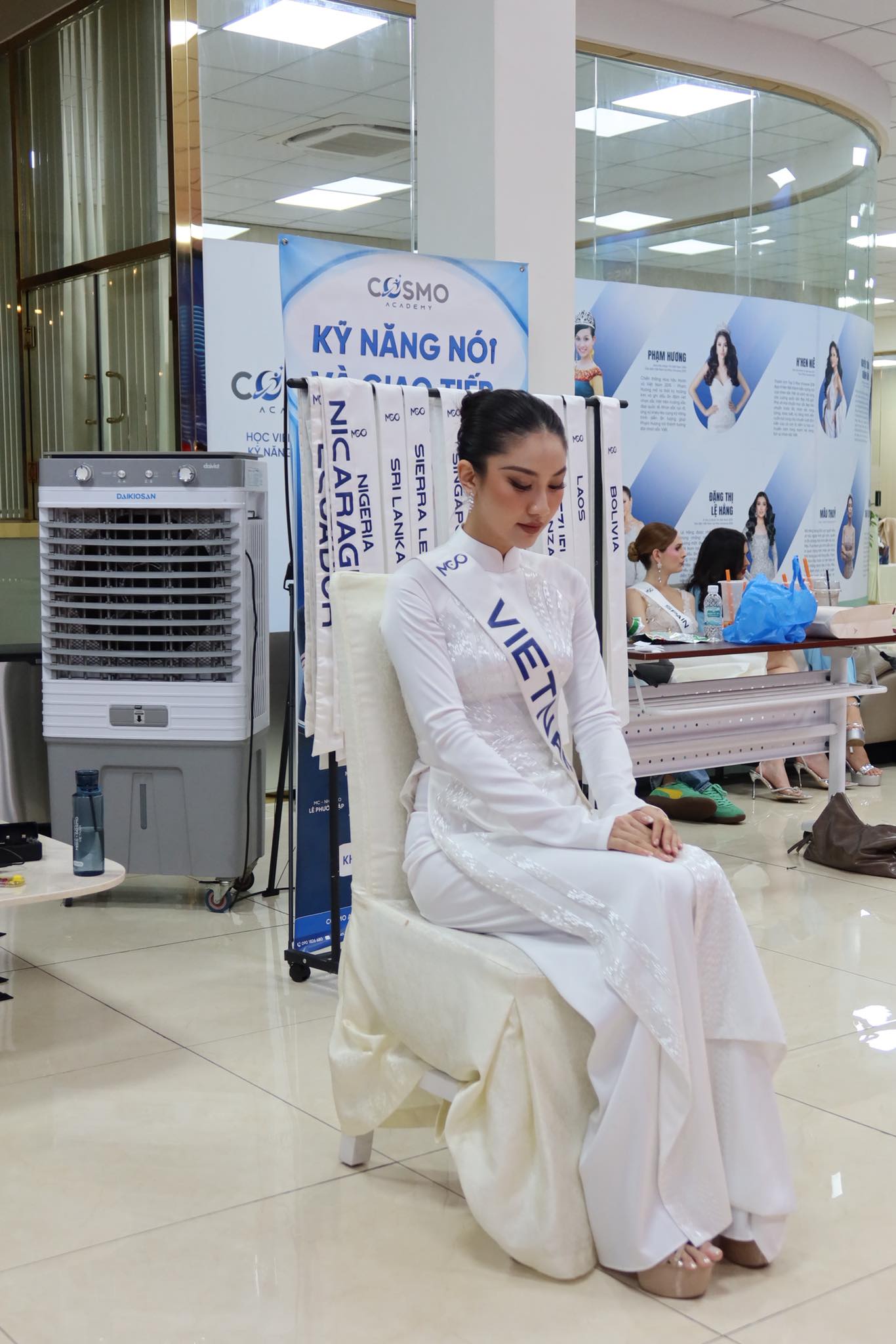 Bán kết Miss Cosmo 2025: Hoa hậu Phương Linh gặp sự cố hú vía- Ảnh 2.