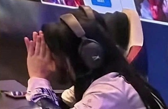 Hình ảnh xấu xí nhất SEA Games 33 của nữ game thủ Thái Lan: Cúi đầu, gằm mặt khi bị phát hiện gian lận- Ảnh 6.