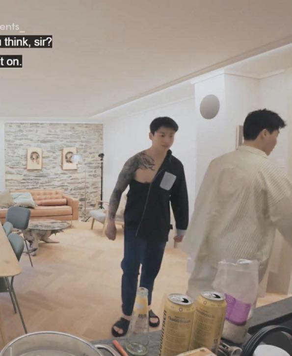 Nhìn Jungkook (BTS) cố che “dấu ấn tình yêu” mà mệt giùm- Ảnh 2.