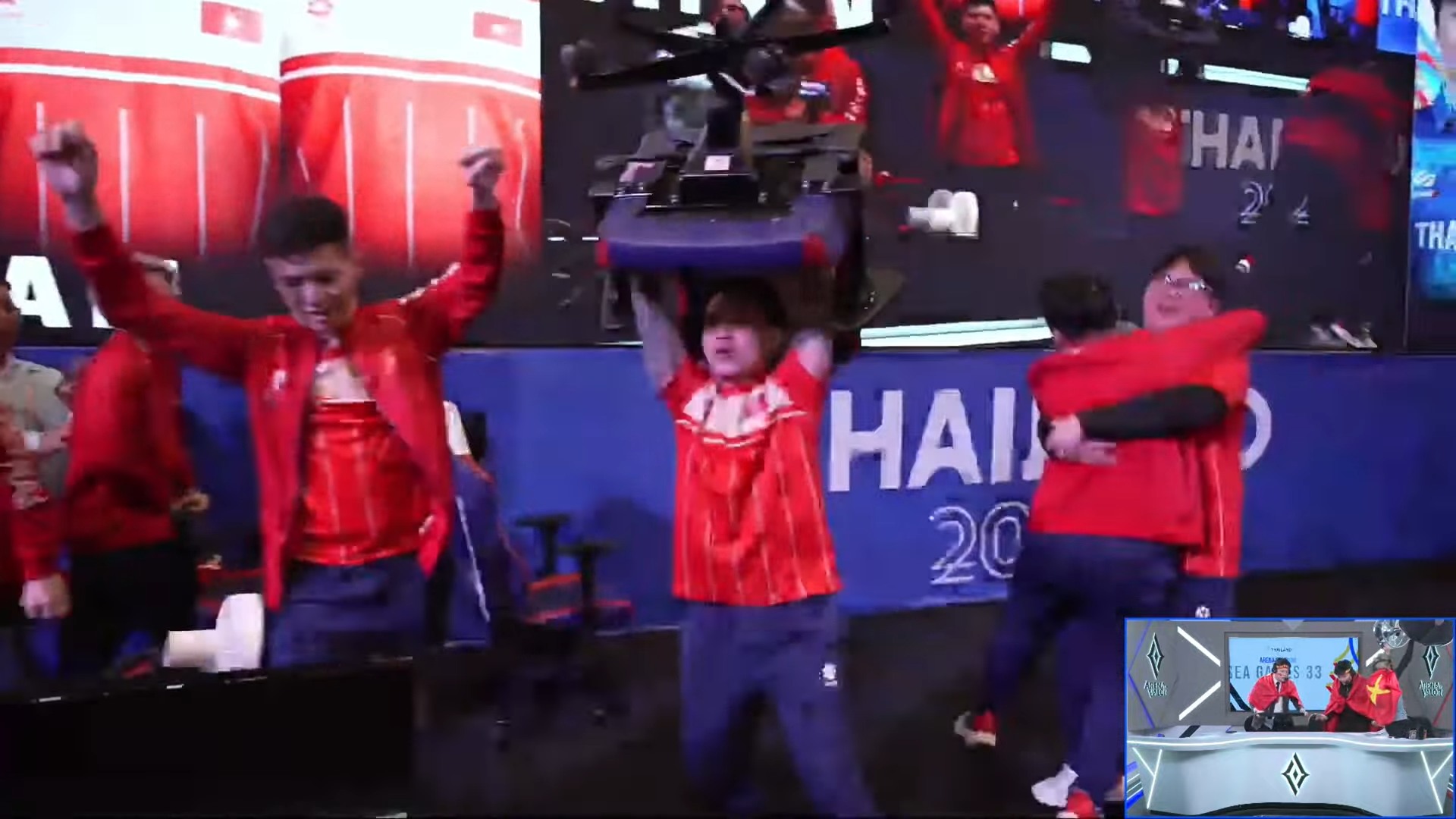 Khoảnh khắc đặc biệt nhất ngày hôm nay: Tuyển thủ Việt Nam nâng ghế ăn mừng Huy chương Vàng SEA Games- Ảnh 2.