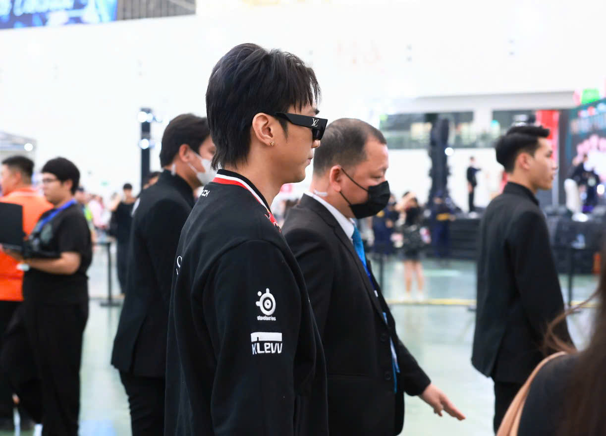 Có là SOOBIN thì cũng lắp bắp khi đứng cạnh Faker, đứng giữa đội hình T1 mới nhận ra 1 sự thật cay đắng- Ảnh 3.