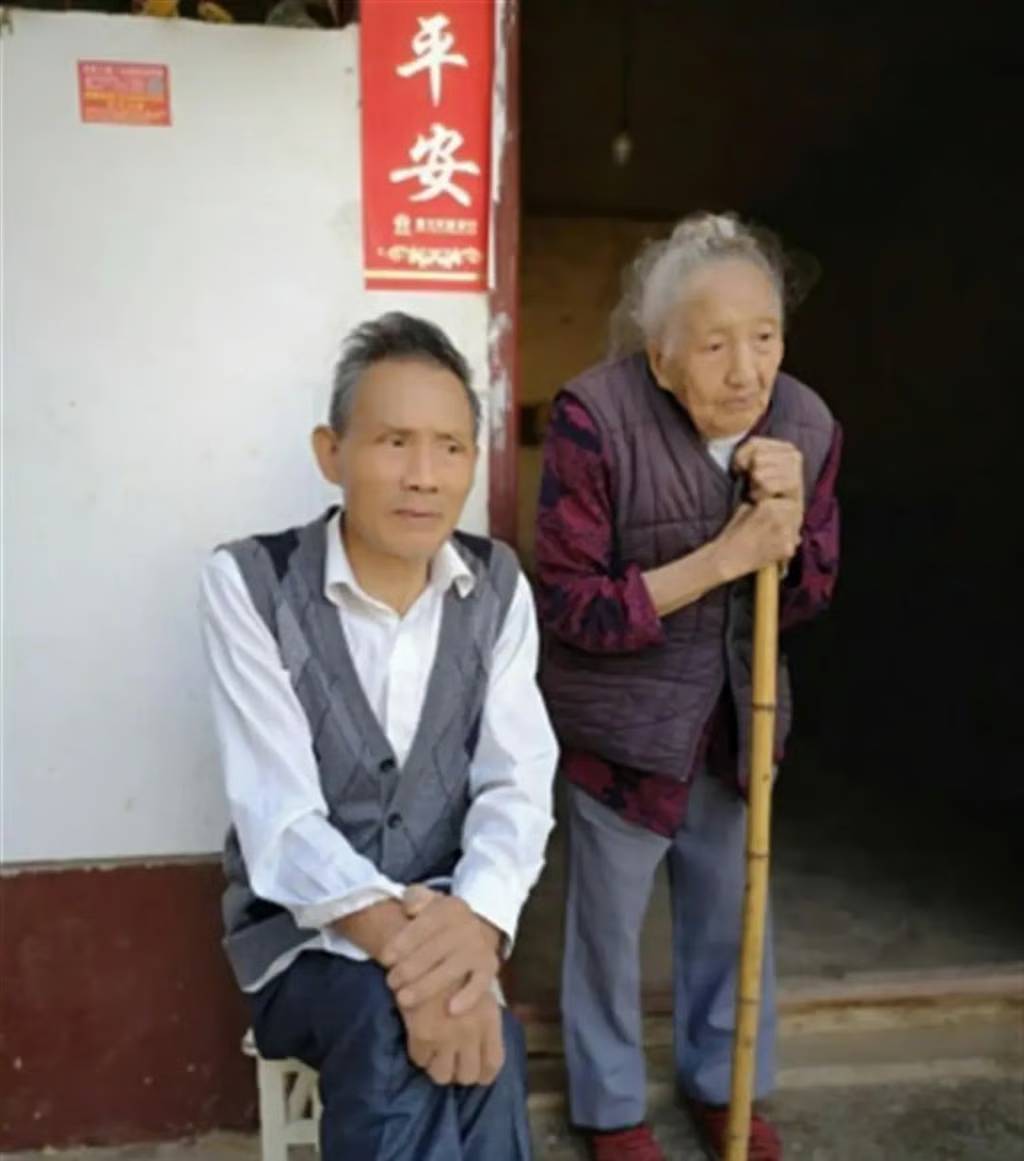 Cụ bà 103 tuổi qua đời sau 80 năm chờ chồng làm việc ở nước ngoài quay về, giây phút cuối cùng vẫn nắm chặt chiếc vỏ gối cũ- Ảnh 1.