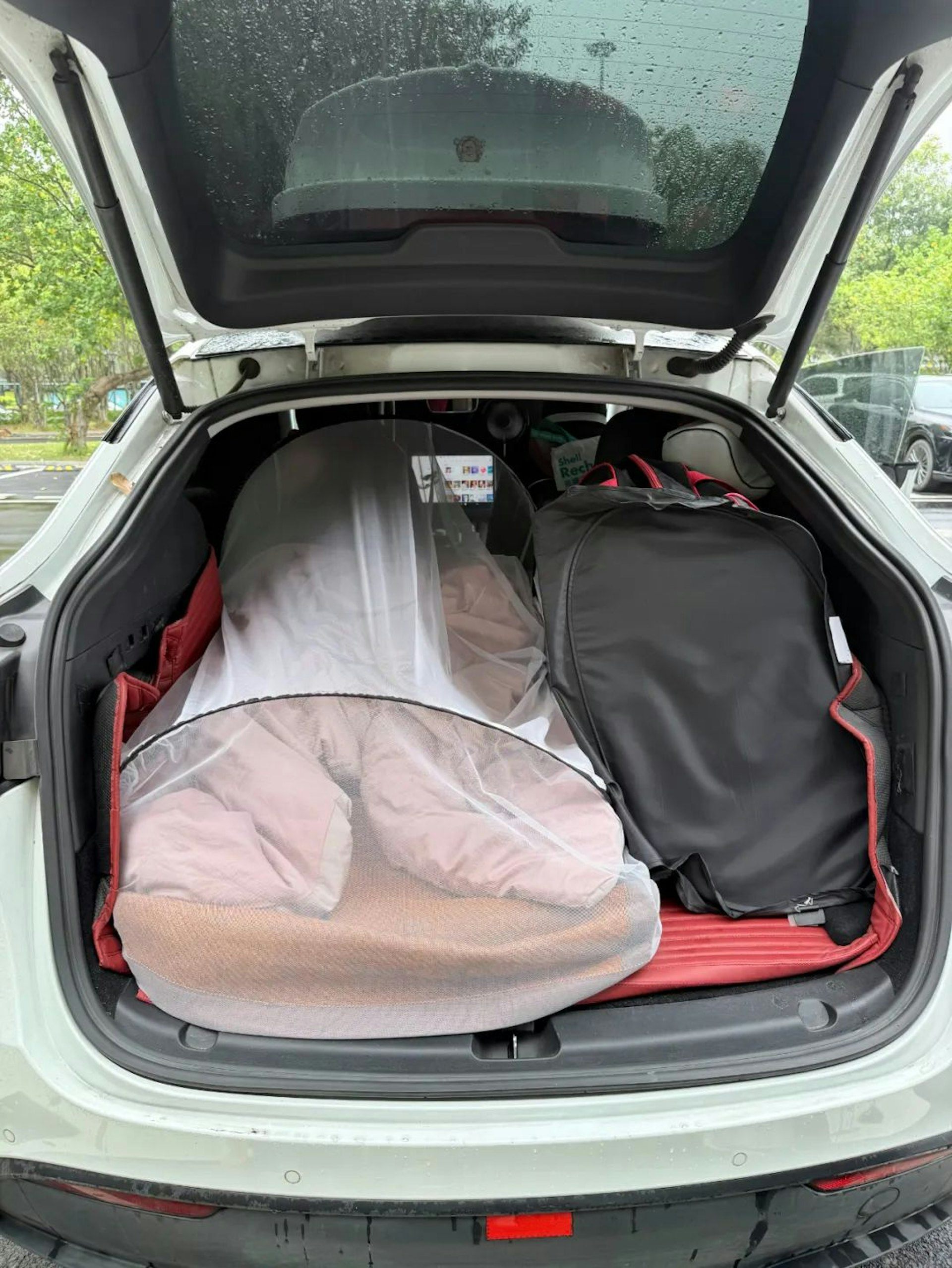 Ông bố sống trong xe ô tô suốt 4 năm để tiết kiệm tiền cho vợ con - 2