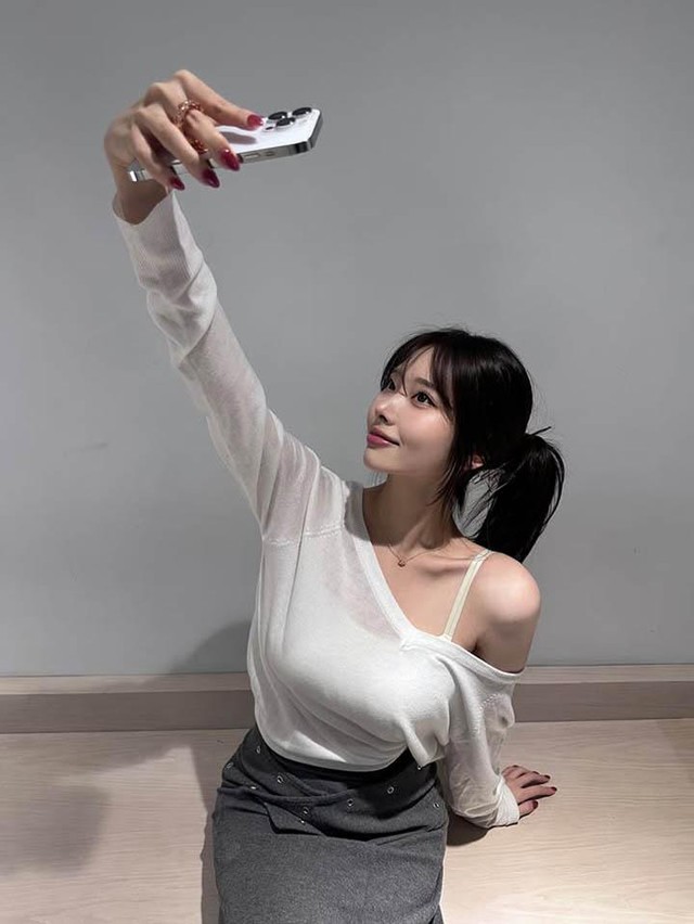 Hot girl diện áo trễ vai Hot girl diện áo trễ vai