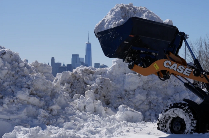 Bão tuyết 'quái vật' đổ xuống bờ Đông nước Mỹ, gió giật 133km/h- Ảnh 5.