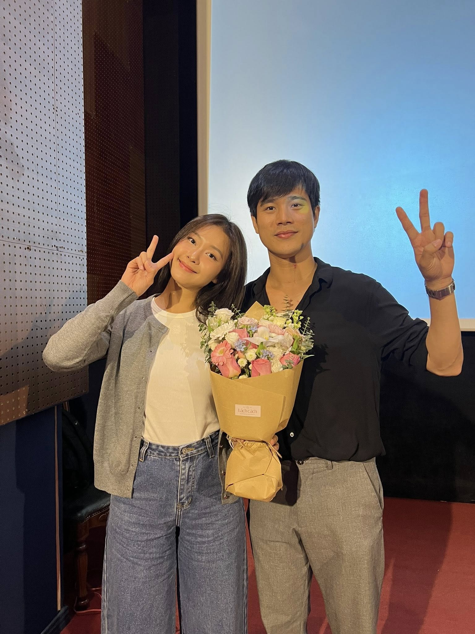 "Tóm dính" Khả Ngân tình tứ đi xem kịch với trai lạ, còn công khai khoác tay cười nói rộn ràng giữa đêm khuya 60028993627139075156189795088534714372798146n 176800744636987161346 1768010611250 17680106116931181740823