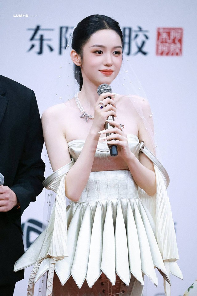 Ngã mà cũng tao nhã chính là để nói về mỹ nhân này: Đẹp chấn động thị giác, cả MXH toàn lời khen- Ảnh 3.