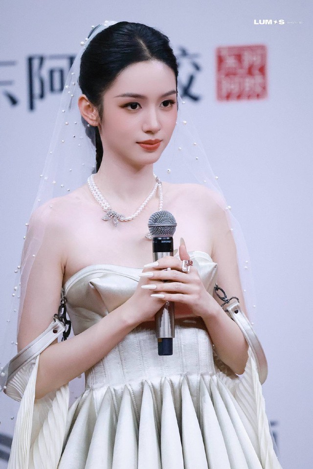 Ngã mà cũng tao nhã chính là để nói về mỹ nhân này: Đẹp chấn động thị giác, cả MXH toàn lời khen- Ảnh 1.