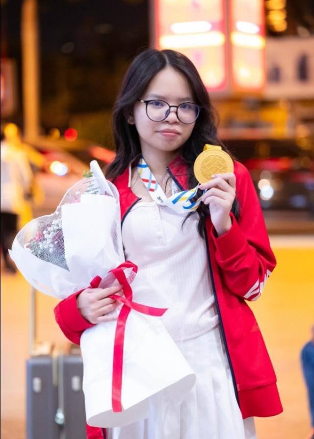 Oách nhất giảng đường: Nữ game thủ giành HCV SEA Games trở về trường học, nhận thưởng trăm triệu cùng iPhone 17 Pro Max- Ảnh 2.