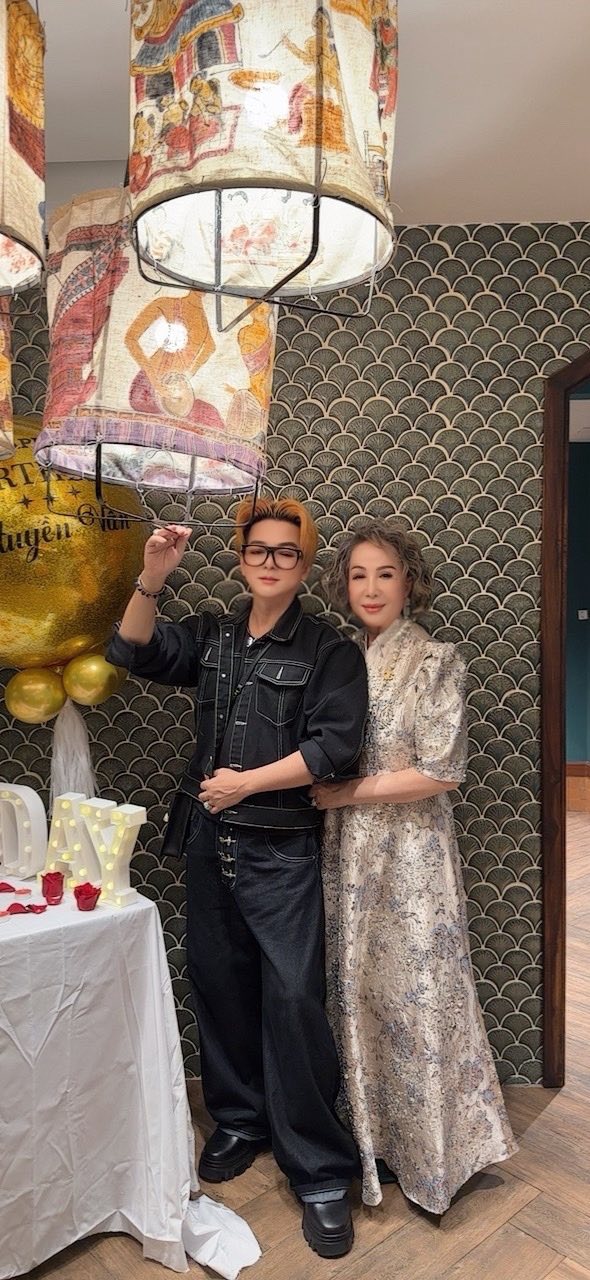 Nam nghệ sĩ cưới vợ giàu hơn 8 tuổi, giấu suốt 20 năm, U60 không có con vẫn yêu và hôn vợ mỗi ngày- Ảnh 3.