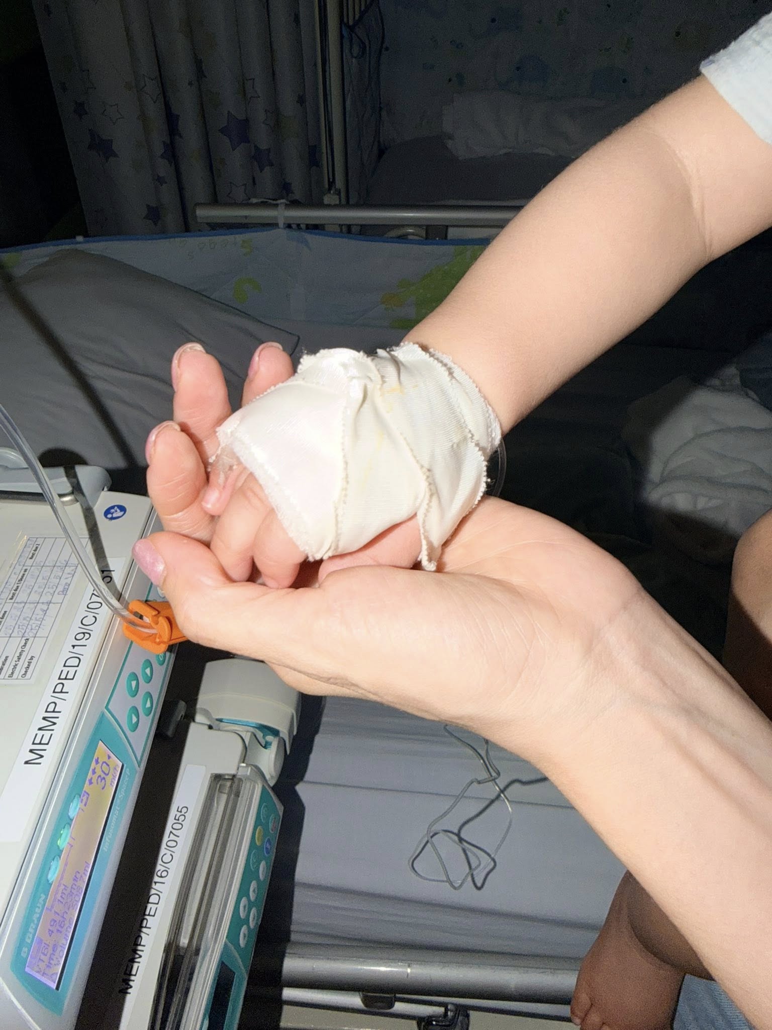 Sao Vbiz bất an vì con 2 ngày 2 đêm không ngủ, liên tục nôn ói- Ảnh 1.