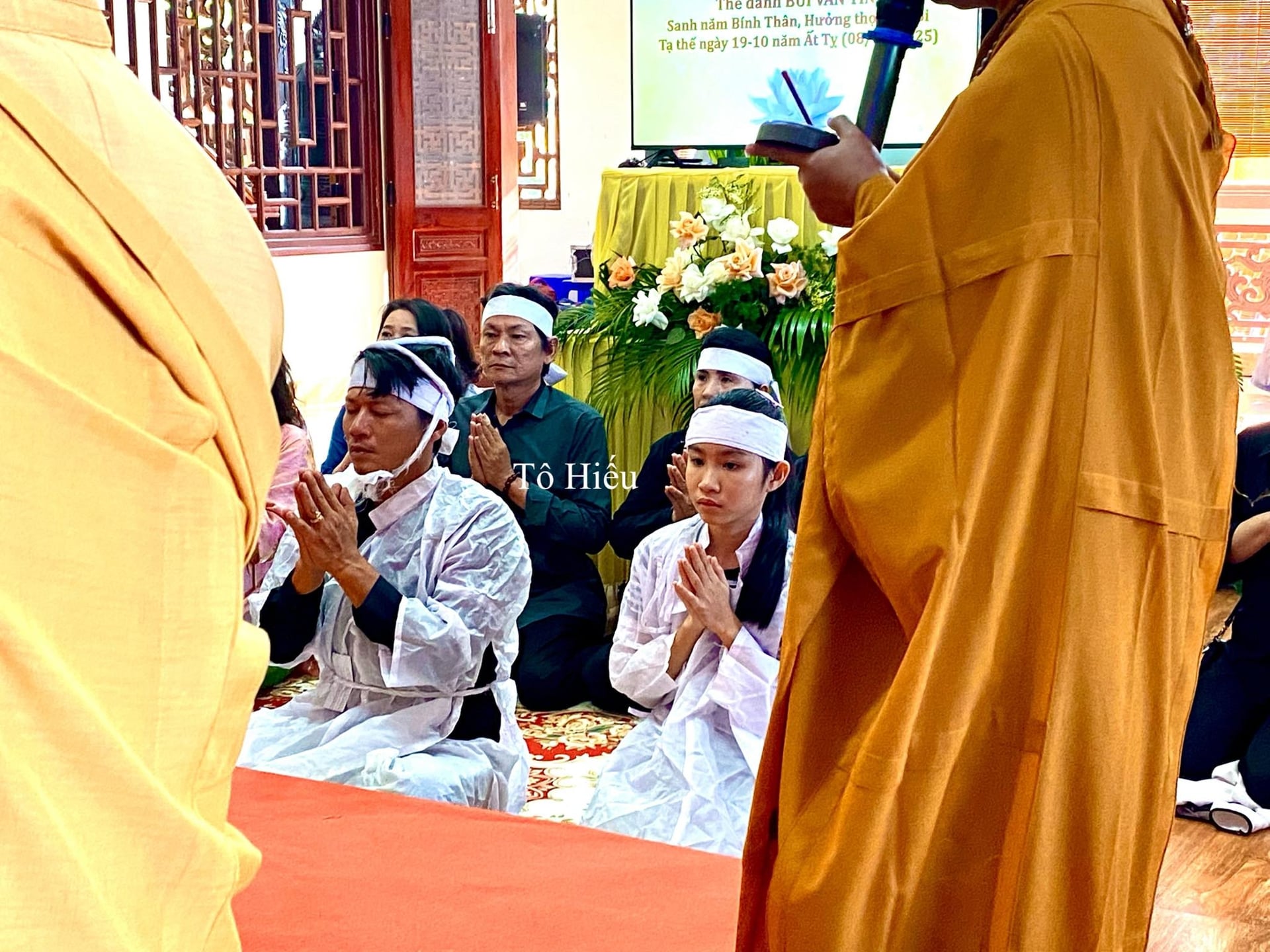 Con trai nghẹn ngào tại lễ kỳ siêu NS Thương Tín: