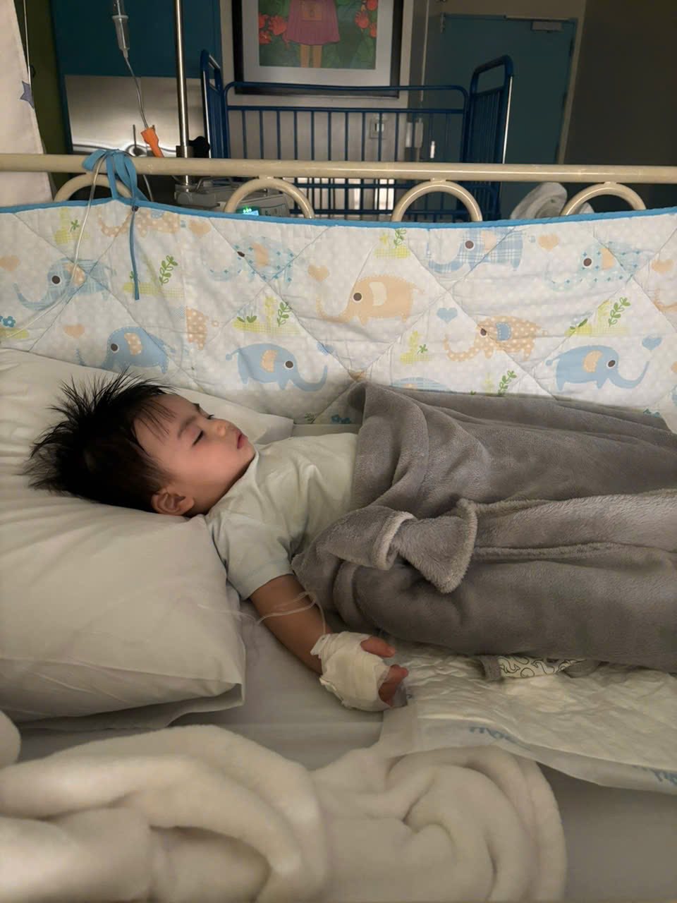Sao Vbiz bất an vì con 2 ngày 2 đêm không ngủ, liên tục nôn ói- Ảnh 2.