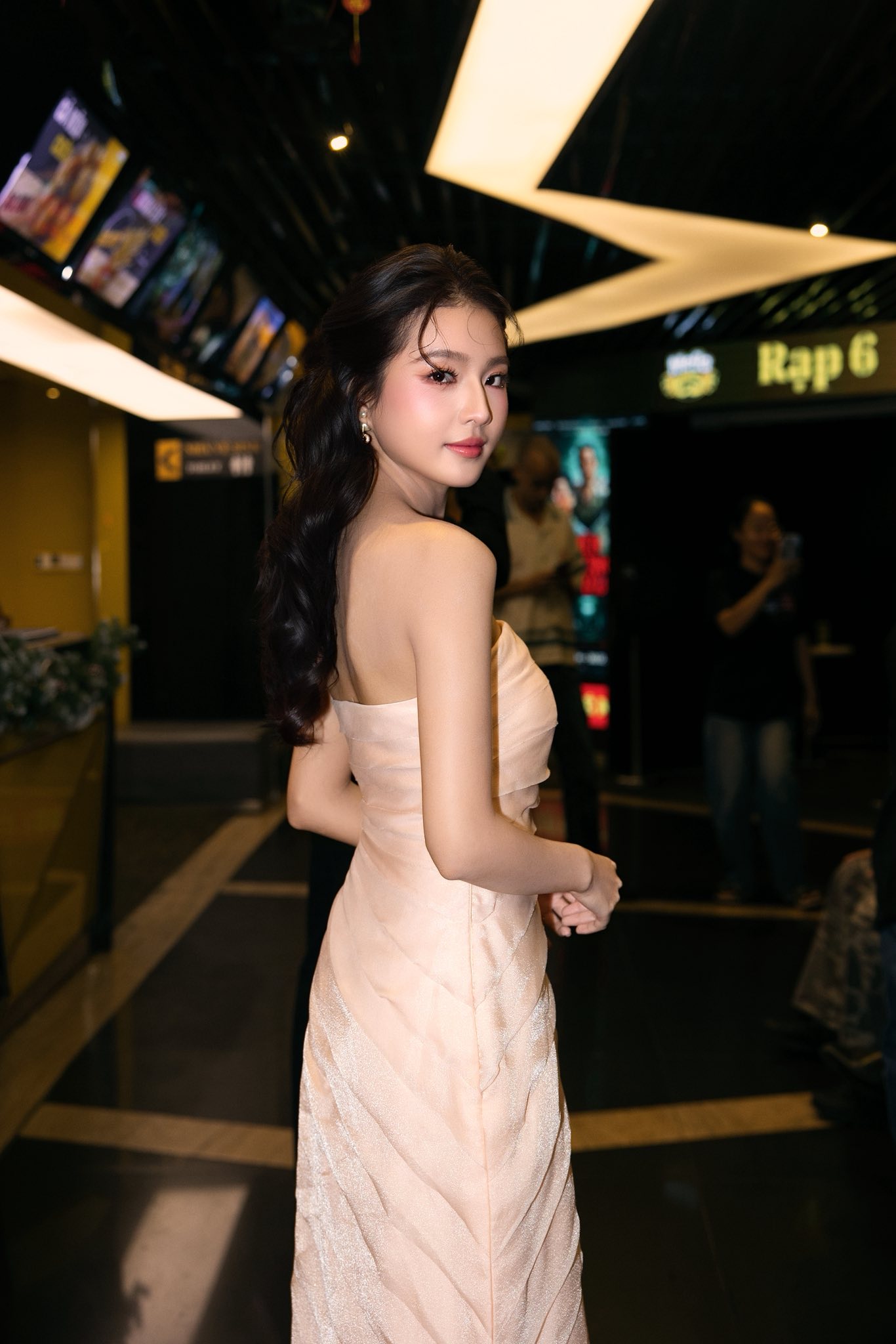 Mỹ nhân Việt vừa ngoảnh đầu đã khiến 3 triệu người mê mẩn, nhan sắc kinh diễm xứng đáng top đầu showbiz- Ảnh 3.